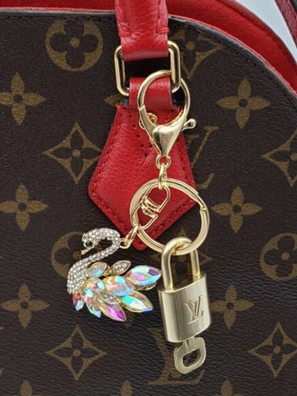Authentic Louis Vuitton Padlock Gold 🔒 Key Set + Unbranded Swan Keychain Charm - Picture 6 of 7